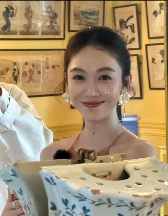 姜妍面相和善，自带福气之感。仿佛印证着“有福之女不进无福之家”，那股温婉祥和，让