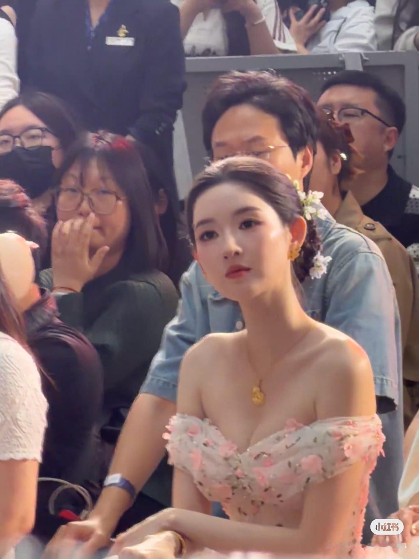 好漂亮王玉雯穿这件礼服真的好像珠圆玉润版的刘亦菲….