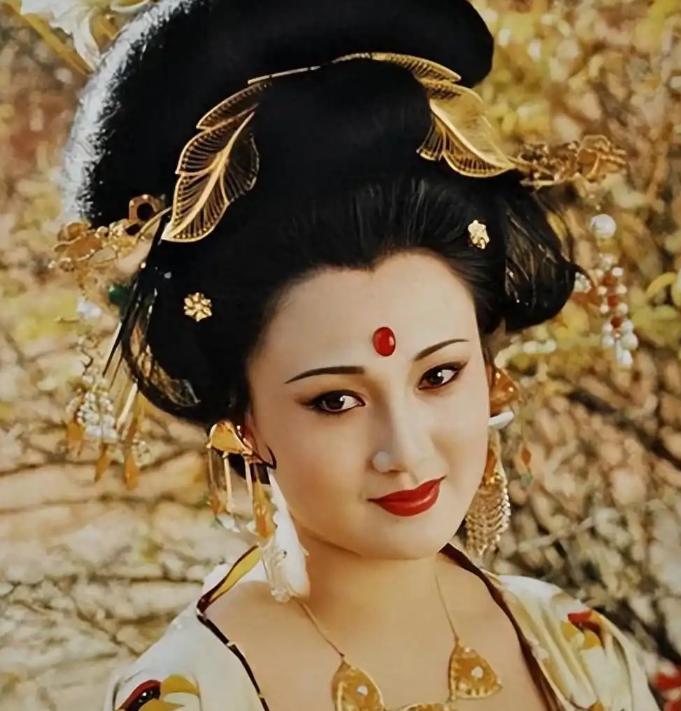 公元745年，杨贵妃不小心弹错一个音符，61岁的唐玄宗突然抄起玉笛，狠狠砸向她的