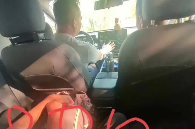 湖南，一女子打顺风车已满座上了高速，司机仍在接单，女子建议司机不要接单，却被司机