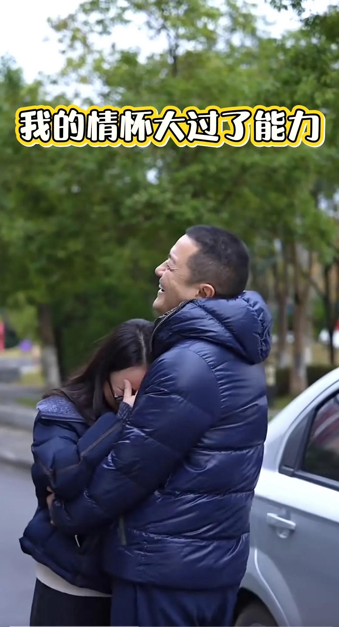 这家伙叫张毅，年近七旬，香港居民（呵呵，跑到香港去的吧），知名医美机构思妍丽创始