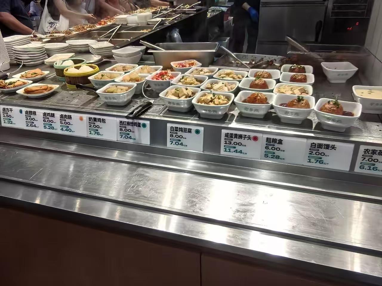上一张老乡鸡的图片！大米先生怎么没有抓住这波流量，真正的现炒啊，经常看到厨师正在