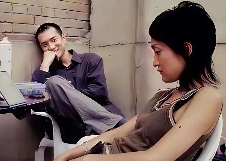 哇！这宠溺的眼神，恰似深情凝视，眼中满是对方的身影，想来黄觉是深爱周迅的吧！黄