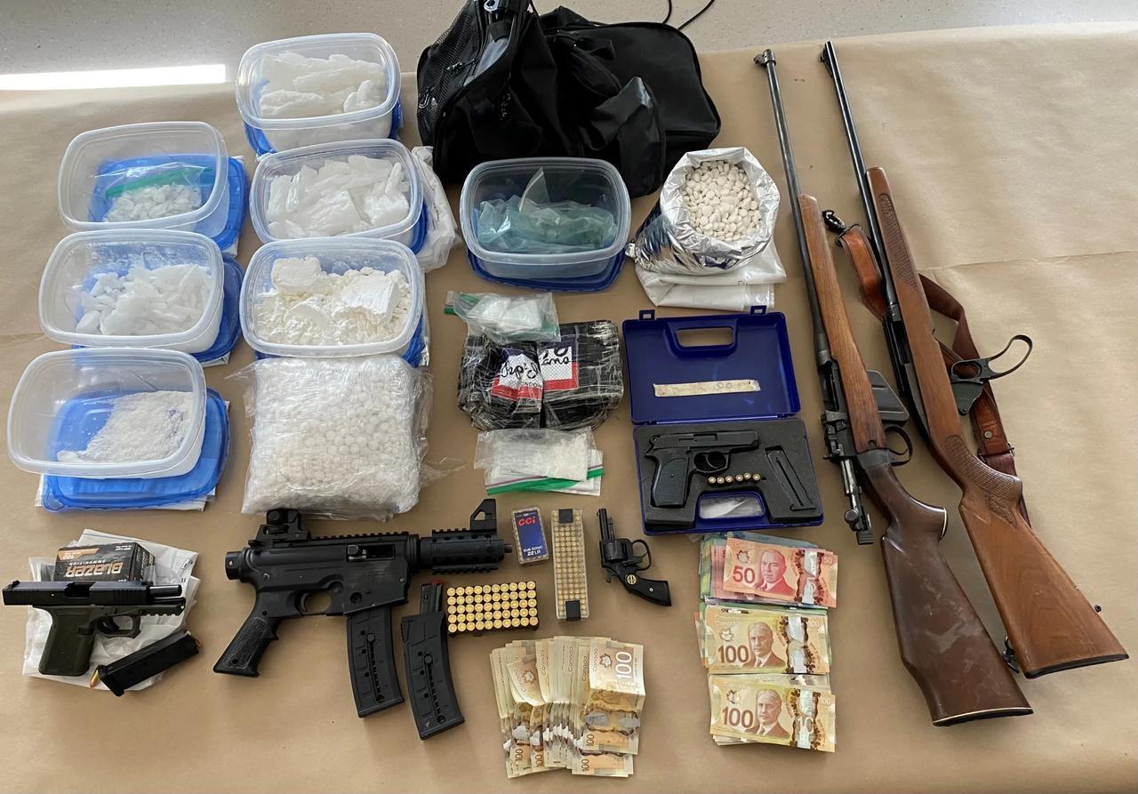 加拿大警方从毒贩手里缴获的武器和毒品