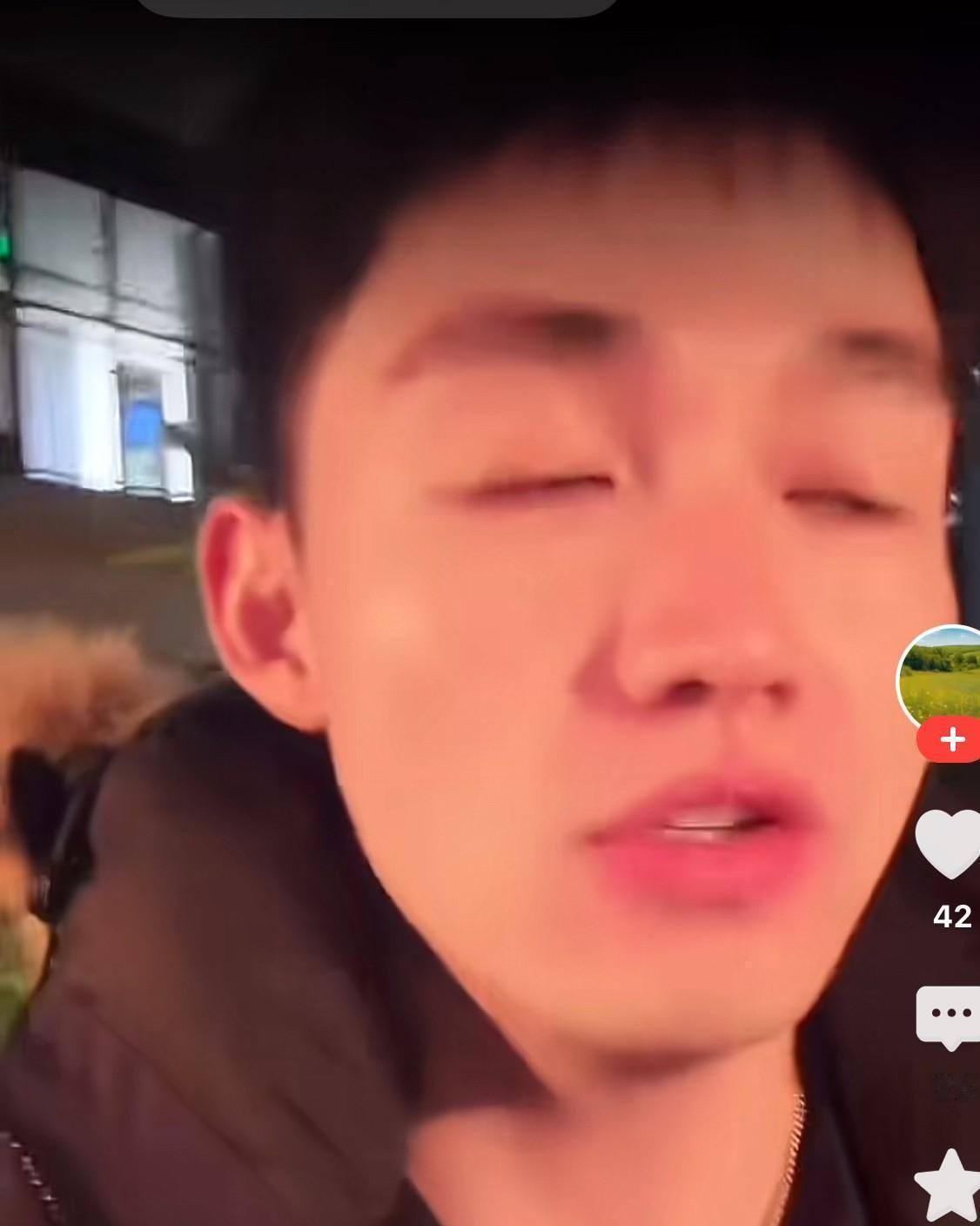 她的人设昨晚塌了。她的销售额今早翻了五倍。县城服装秀的“超模冠军”。注册资