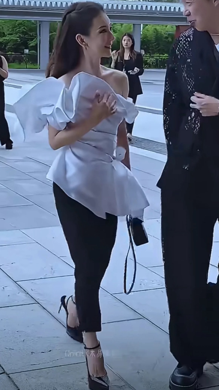 头一次看到方媛这么细的鞋跟​​​