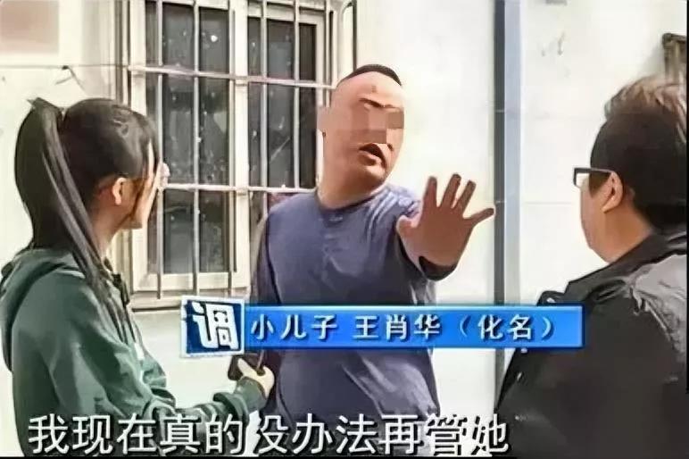独臂小伙养爸妈20年卖房还债反倒被亲妈坑你敢信这妈能偏心到这份上？王