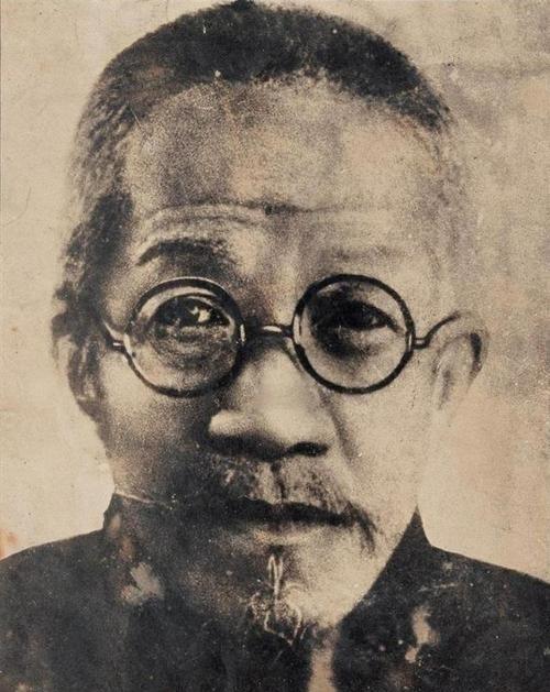 1929年，章太炎来杭州楼外楼吃饭，恰好蒋介石和宋美龄来吃饭，双方各吃各的，互相