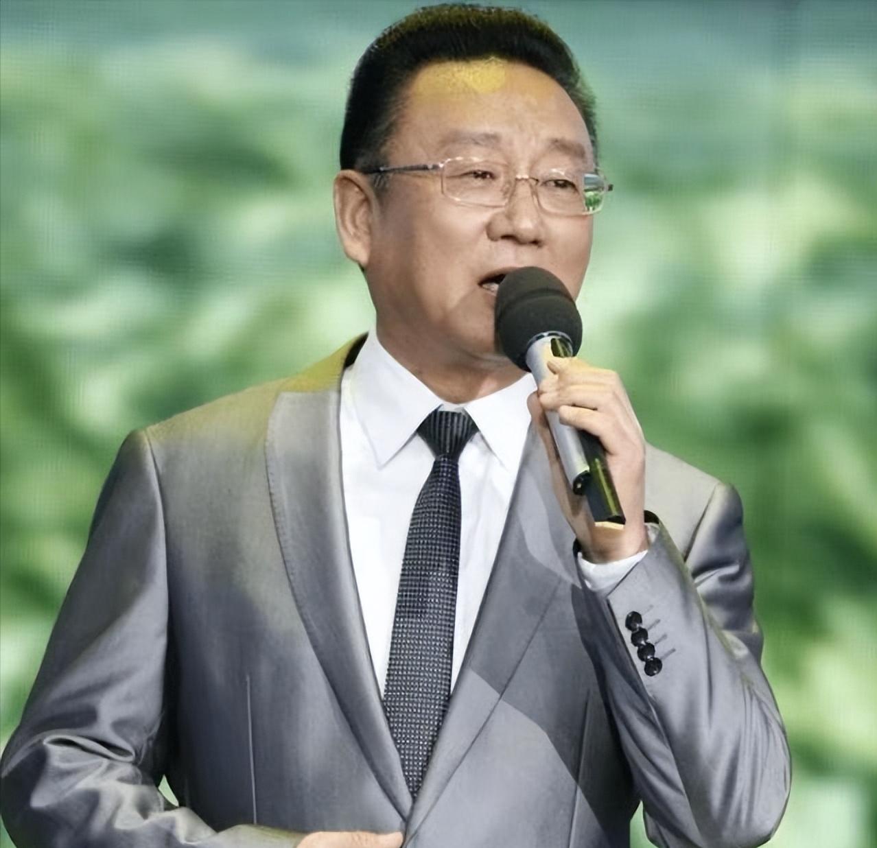 2010年，蒋大为的经纪人姚曼向媒体爆料：“我其实是他的情人，借给他90万，但他