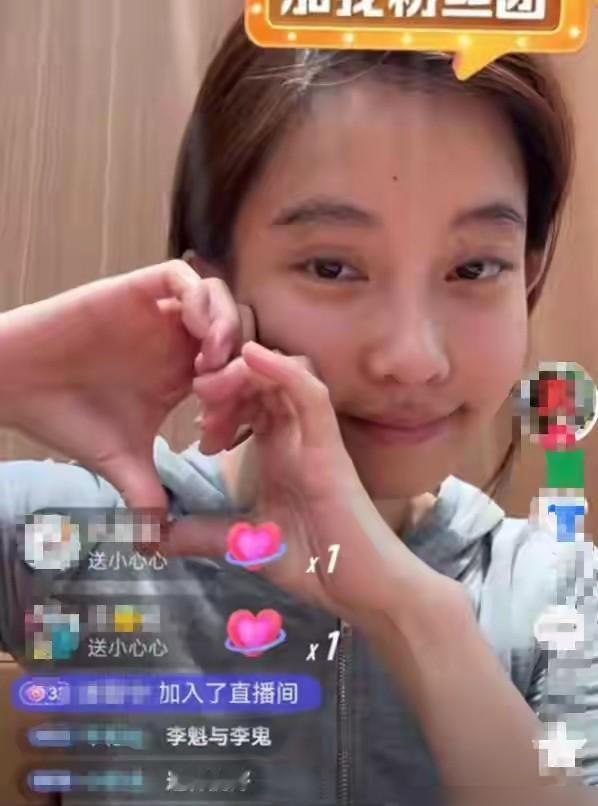 冯提莫关了美颜，直播间炸了。60万人盯着一张素颜脸，等着看笑话，结果她唱了首歌，