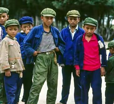 1983年，一群酷拽帅的小男孩聚在一起。一个个小男孩都认为自己是这个世界上最靓的