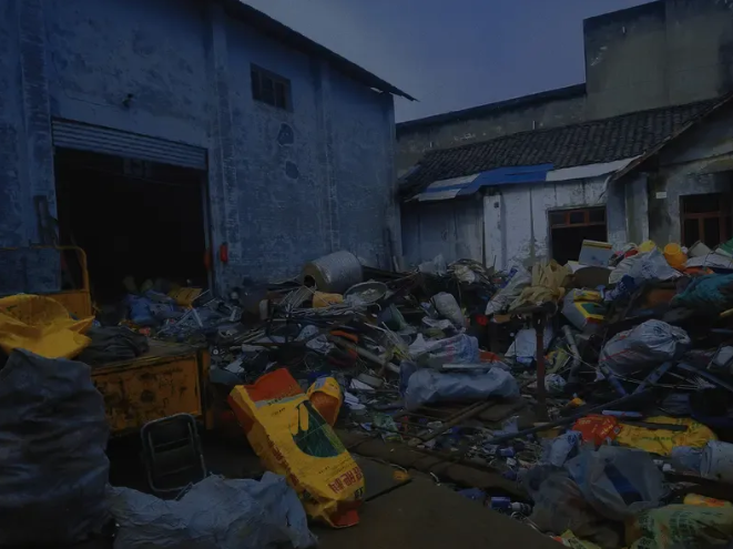 聪明的反击。对门邻居在楼道里放杂物，被六楼住户治了几回，老实了。他们决定