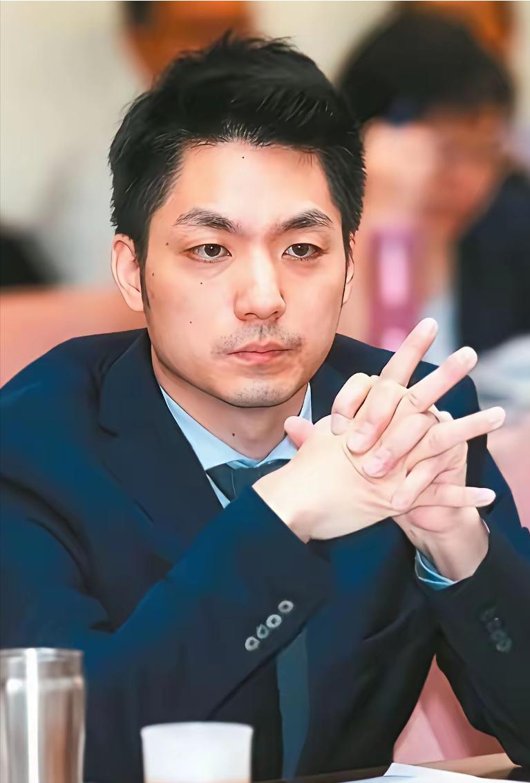 最近蒋家那个后人，又喊话想把两口棺椁迁回大陆，奉化那边连地都有人提过选好了。