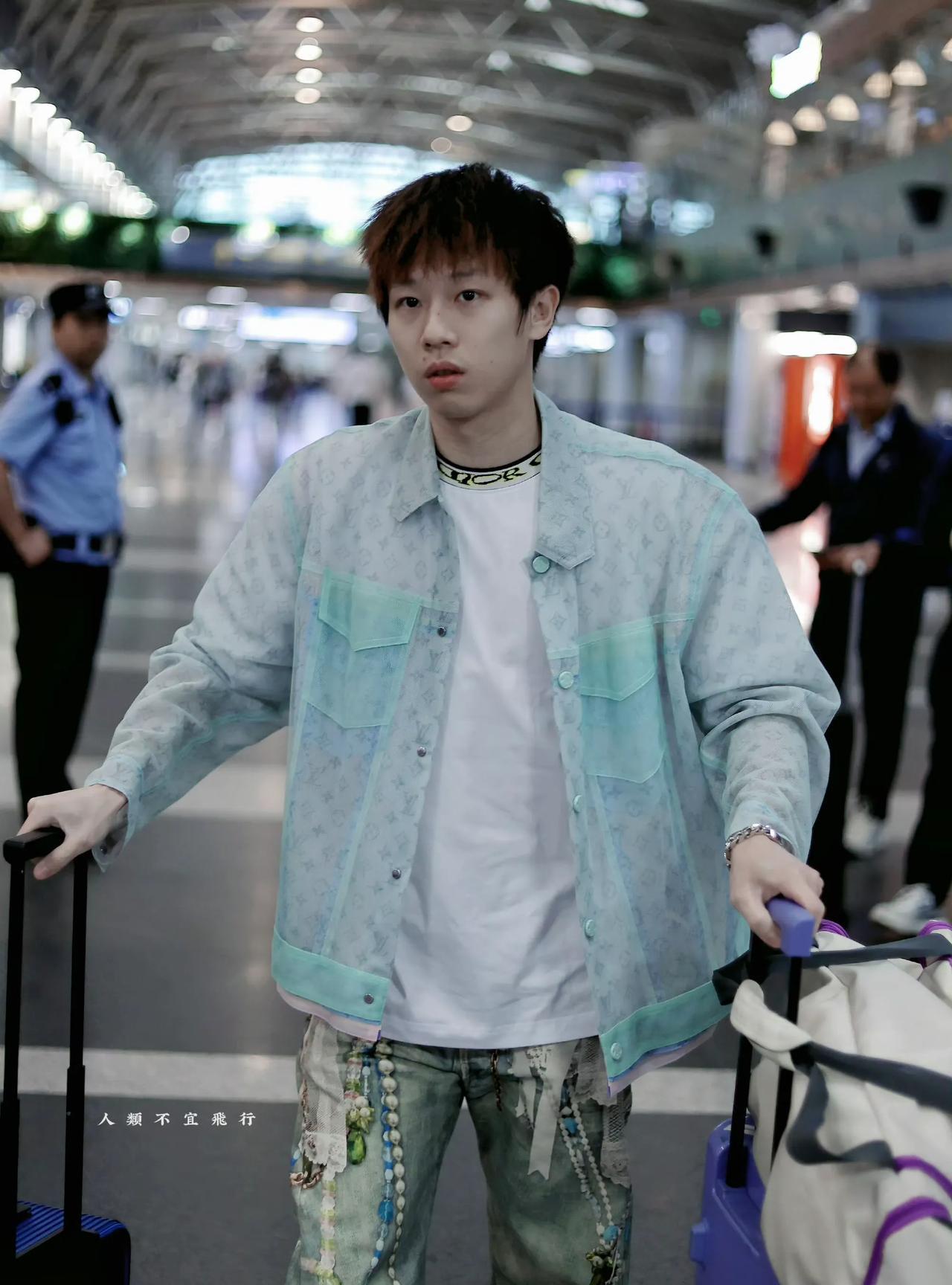 07月27日，林高远开启他的新疆之旅，征战乒超联赛，出发前，也精心打扮了一番，头