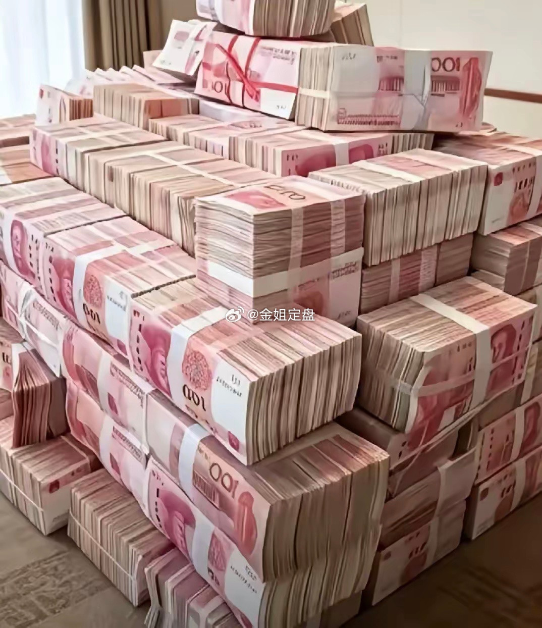 存款市场罕见两极分化当下存款市场出现非常矛盾的一幕：一边是大行持续下调存款利率，