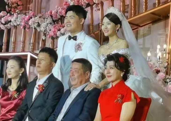 闫学晶儿媳曝光，颜值逆天引热议，背后故事惊人！近日，闫学晶儿媳的身影突然出现在大