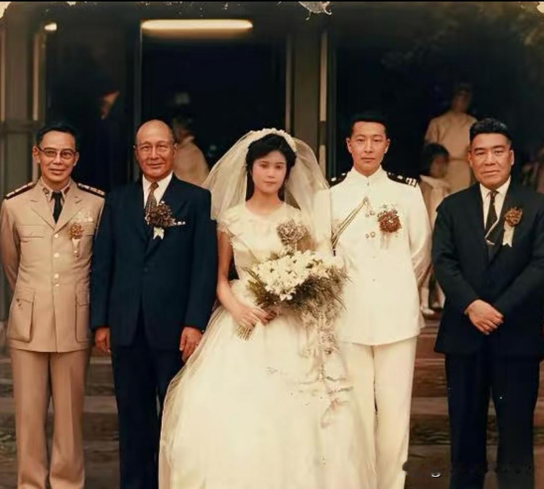 60年代刘若英父母结婚时与爷爷及何应钦合影六十年代，刘若英父母结婚时与爷爷刘咏