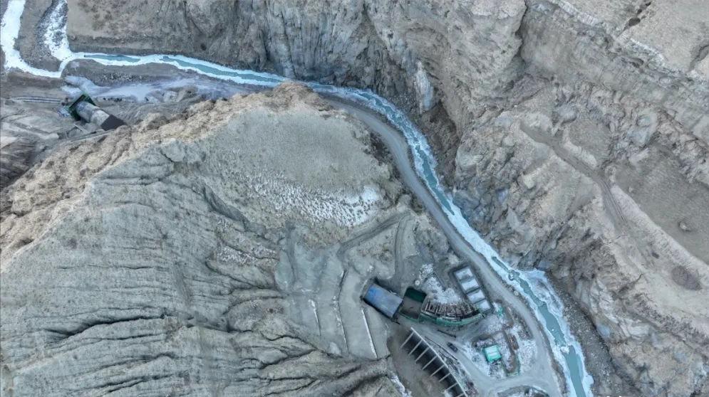 凿穿了，终于凿穿了5月16日，新疆生产建设兵团第二师三十八团二期水利工程现场，