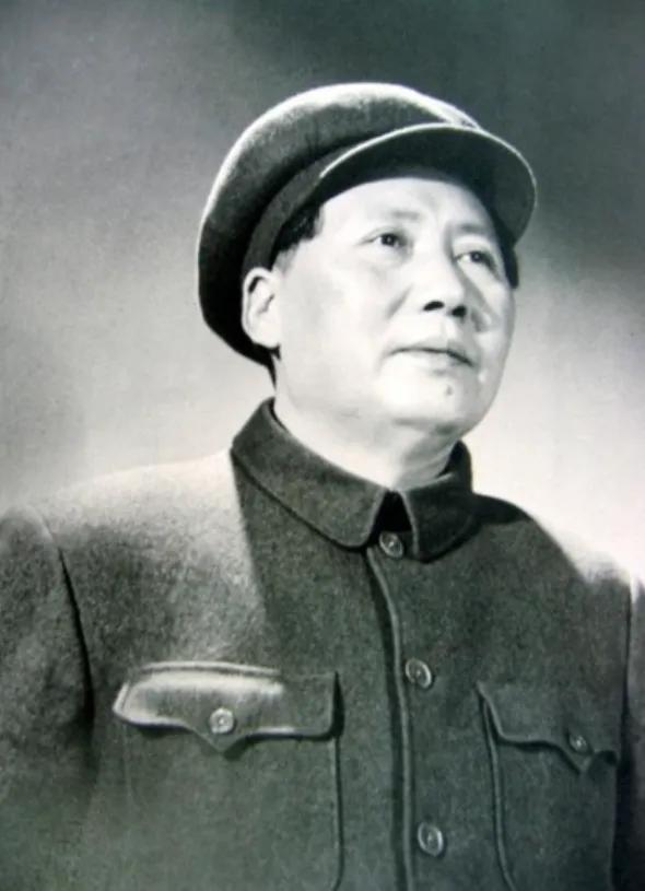 1981年，有人想动手否定毛主席，胡乔木提出不再称“毛主席”，改叫“毛泽东”，但