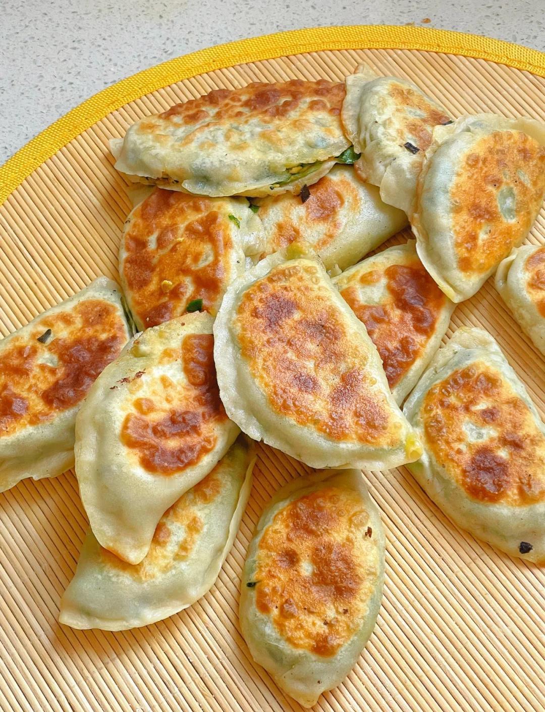 我的今日状态：😁轻松愉快我这里的天气：🌤️多云今天的主食：韭菜盒