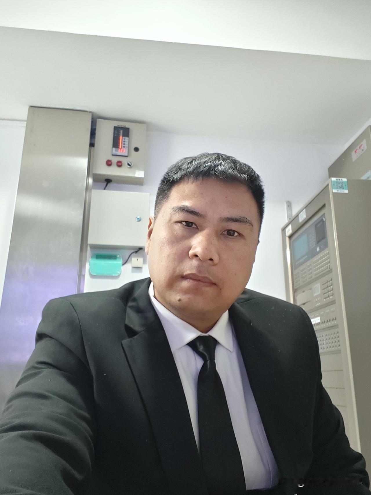 干保安这么久也是第一次穿西装打领带，人的自信心一下子就上来了，之前在消防站和公园