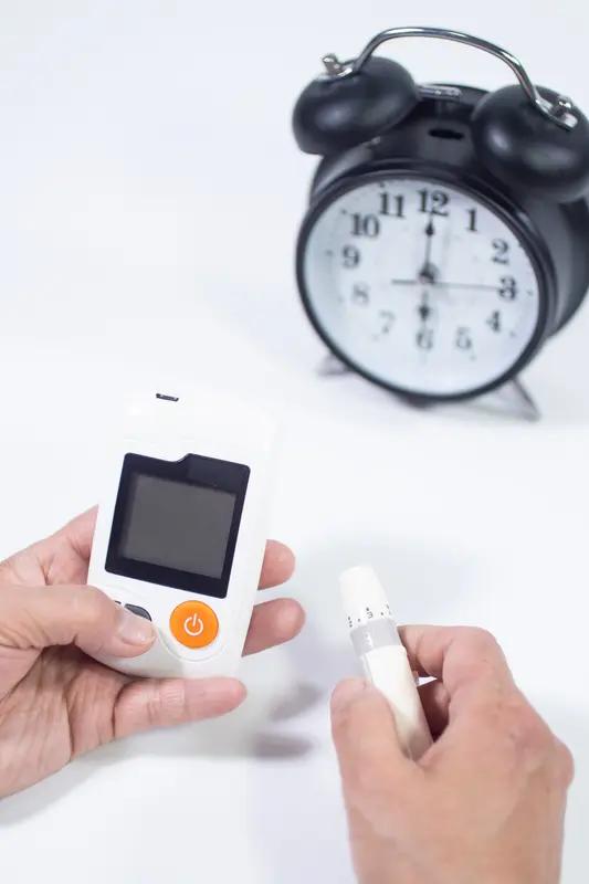 要说控制血糖最快的办法，饮食和运动得双管齐下。饮食上，得远离高糖食物，像蛋糕、糖