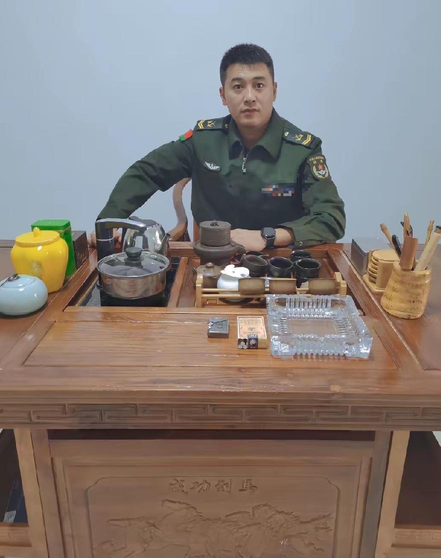 作业服，好多人认为这个衣服，只有干部才有，其实现实中不是这样的，有的大单位机关公