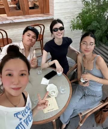 何穗晒出度假照片，阿那亚之行，玩得好开心，她的长相一般，不算是很出挑的...