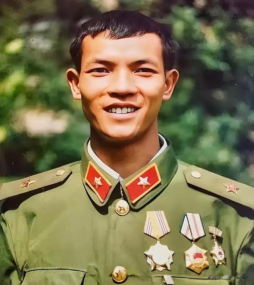 1984年7月12日的老山战场，刚入伍不满一年的新兵王报军和另外2位战友干了一件