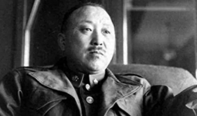 1950年，卫立煌在香港闲逛，听到有人说：“这不是卫立煌吗？”卫立煌神色一变，对