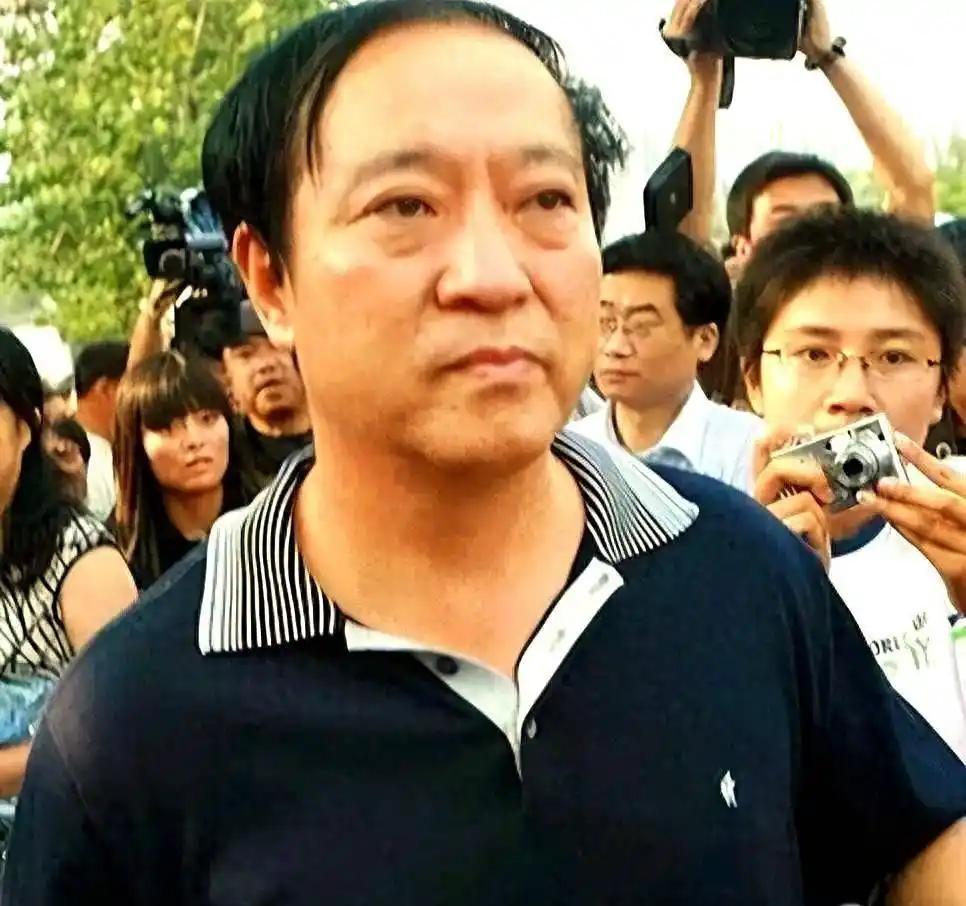 76岁的牛群，现在每天天不亮就起床，给阳台上的辣椒和小葱浇水，坐地铁去买打折菜。