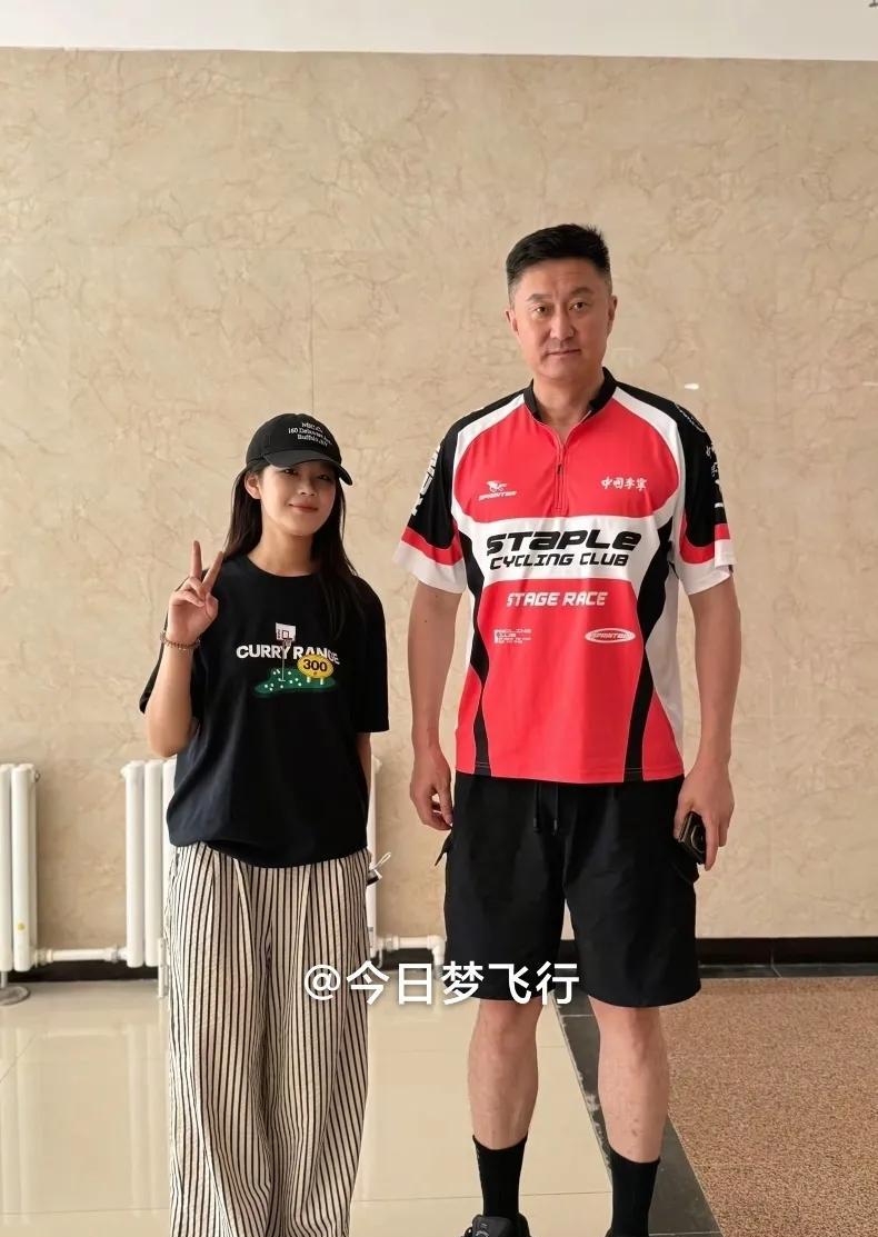 广东队主教练杜锋今日已飞抵新疆！杜锋今天已经离开广东，下午五点几飞抵新疆，继续