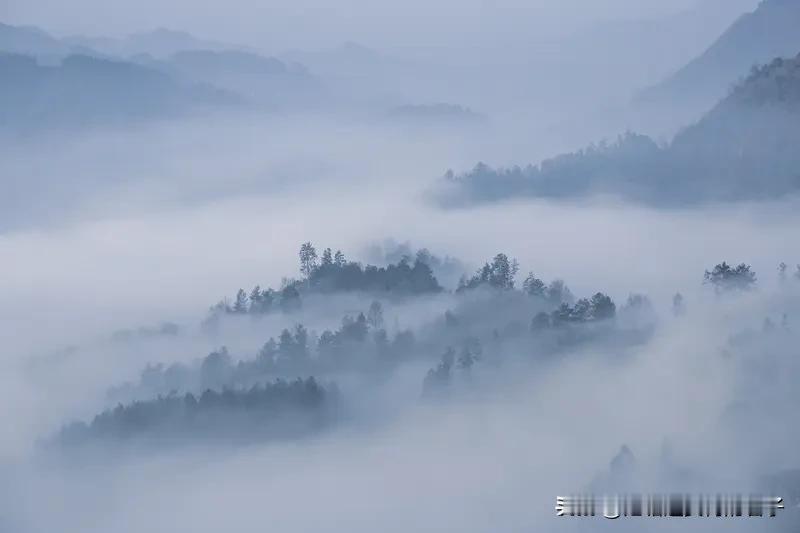 看到“观云观雾观云雾”这个上联，感觉特别妙，“观”字重复，“云”和“雾”又组合成