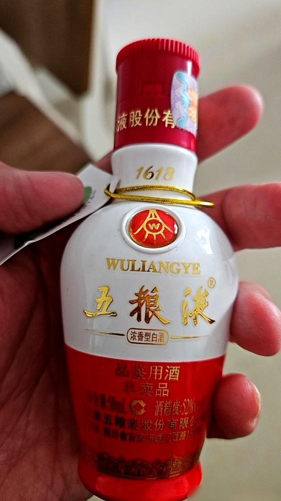 五粮液，突然就崩了。我身边做酒水代理的朋友这两天都在叫苦，八代普五现在拿货价