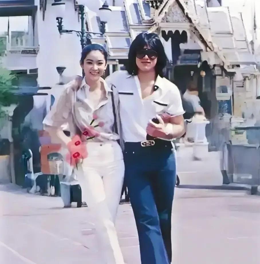 成龙和林青霞1979年曼谷街头蹲着吃椰汁糯米糍的旧照被翻出，照片里俩人笑得像逃课