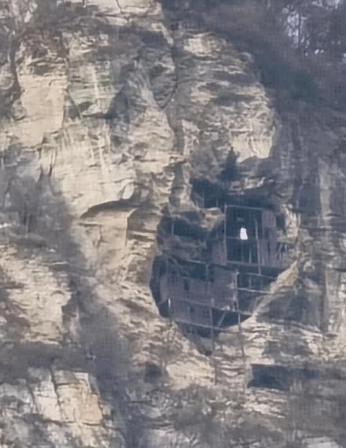 “解释不清了！”近日，有游客在武当山天仙洞口疑似看见一个人，据说那人是长头发，身