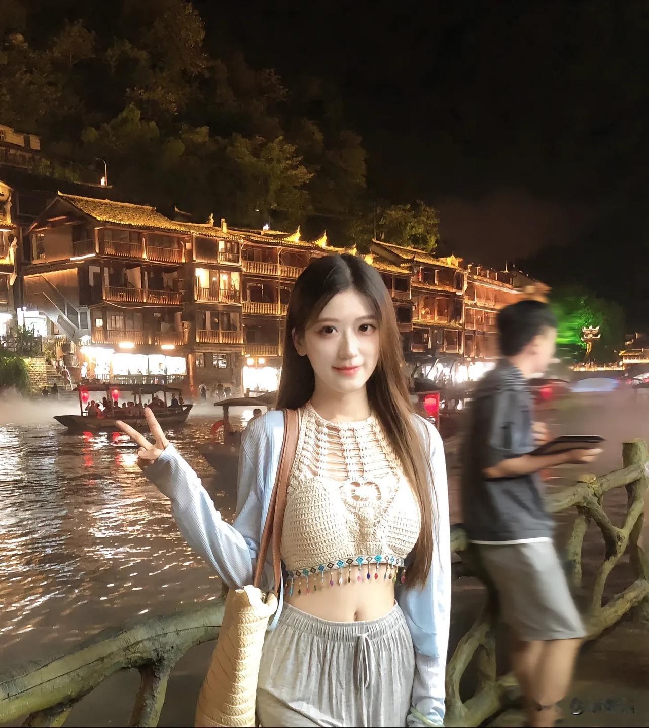 夜色笼罩，灯火阑珊处。