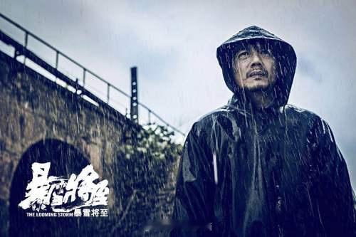 毛子这身雨衣还是很有味道的，之前在俄罗斯也买了一件。后来看在《烈日灼心》中穿老式