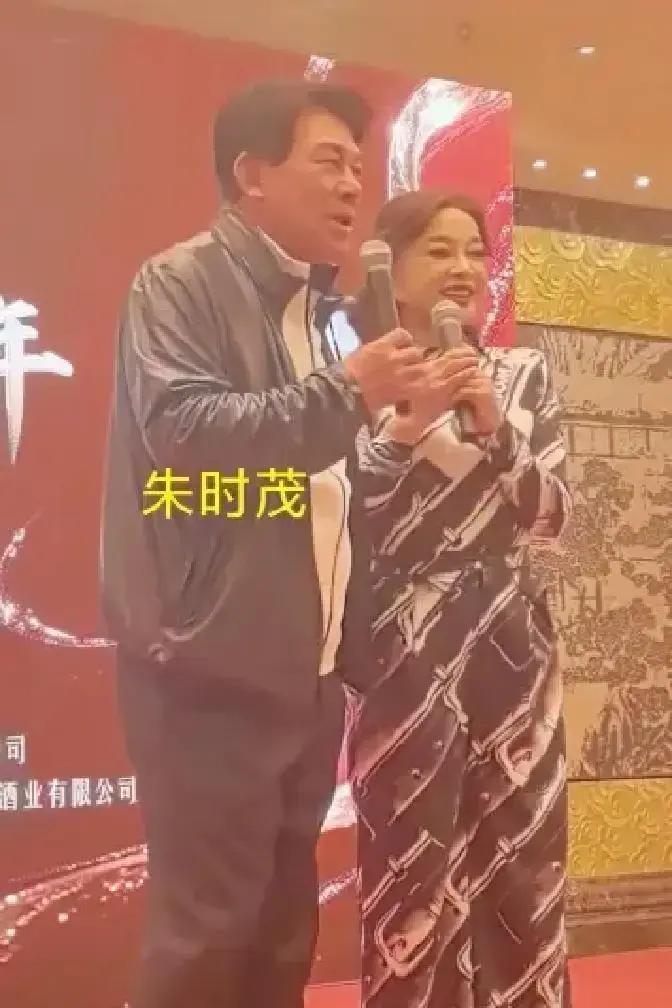 72岁陈国军撞上刘晓庆，一句话全场安静三十年前红本本，今天同坐第一排。他没