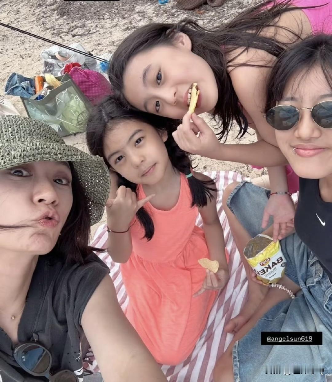 贾静雯带着三个女儿去海边游玩，波妞的大长腿引人注目。小小年纪的波妞腿长都快赶上姐