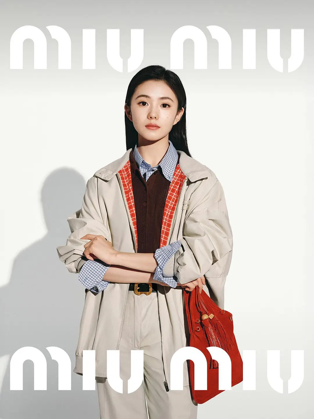 miumiu为什么弄这么多品牌大使，miu又来害存子了，这木讷的眼神以及大滤镜都