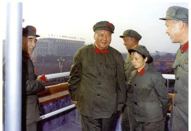 1966年11月3日，毛主席身着军装，登上天安门城楼。陪在他身边的女同志是护士长