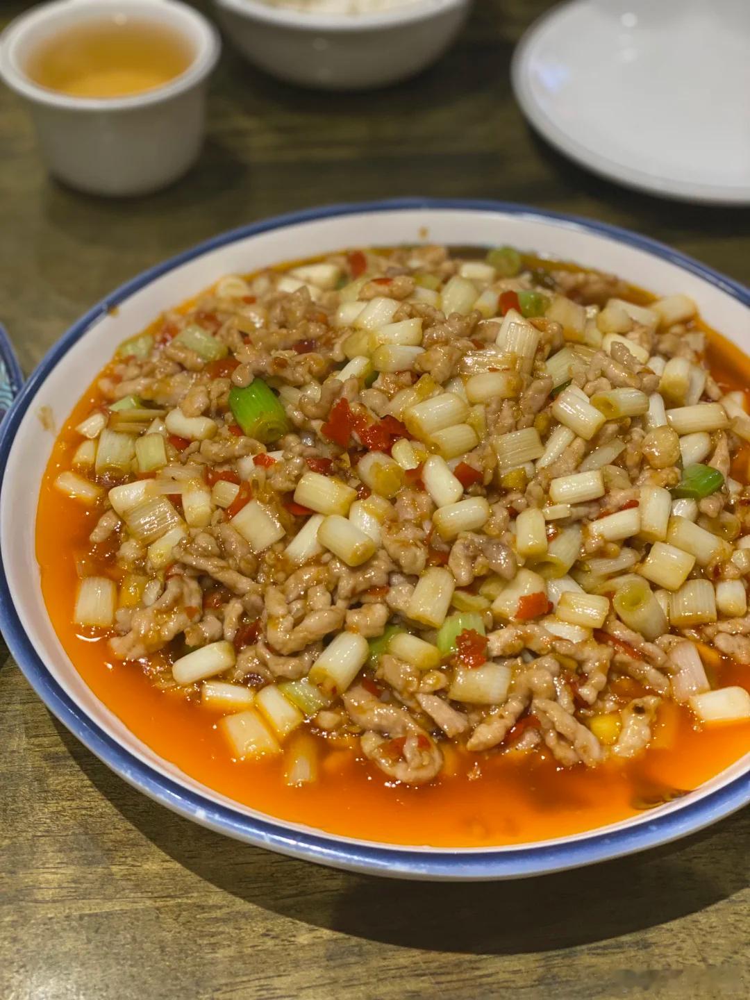 鱼香肉丝有两种做法？！！据说以前的鱼香肉丝全部都只放葱，一些馆子因为肉贵就用配菜