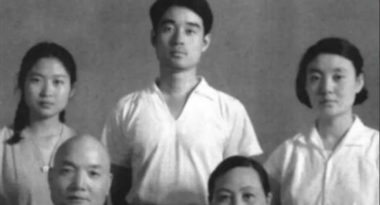 一天，孔令华把女友带回家，开国中将孔从洲看到这一幕，瞪大双眼，口齿不清地问道：“