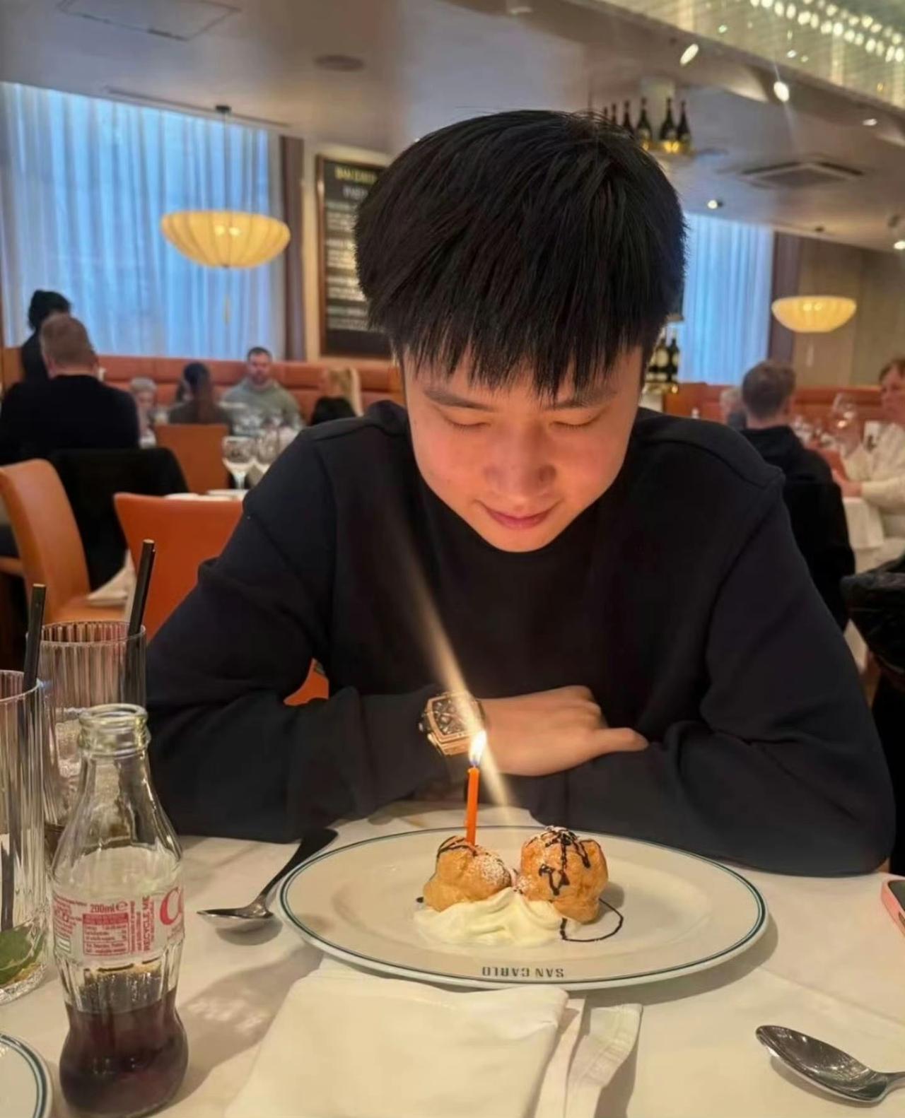 赵心童在自己的29岁生日当天晒出童年照。图二大概是2005年8岁生日拍的。图三