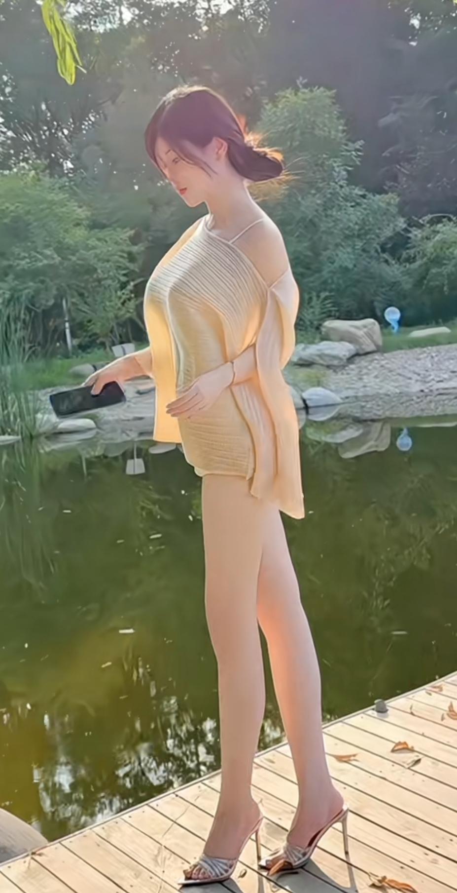 什么样的穿搭可以成为气质女神?所谓伊人，在水一方。溯洄从之，道阻且长。溯游从之，