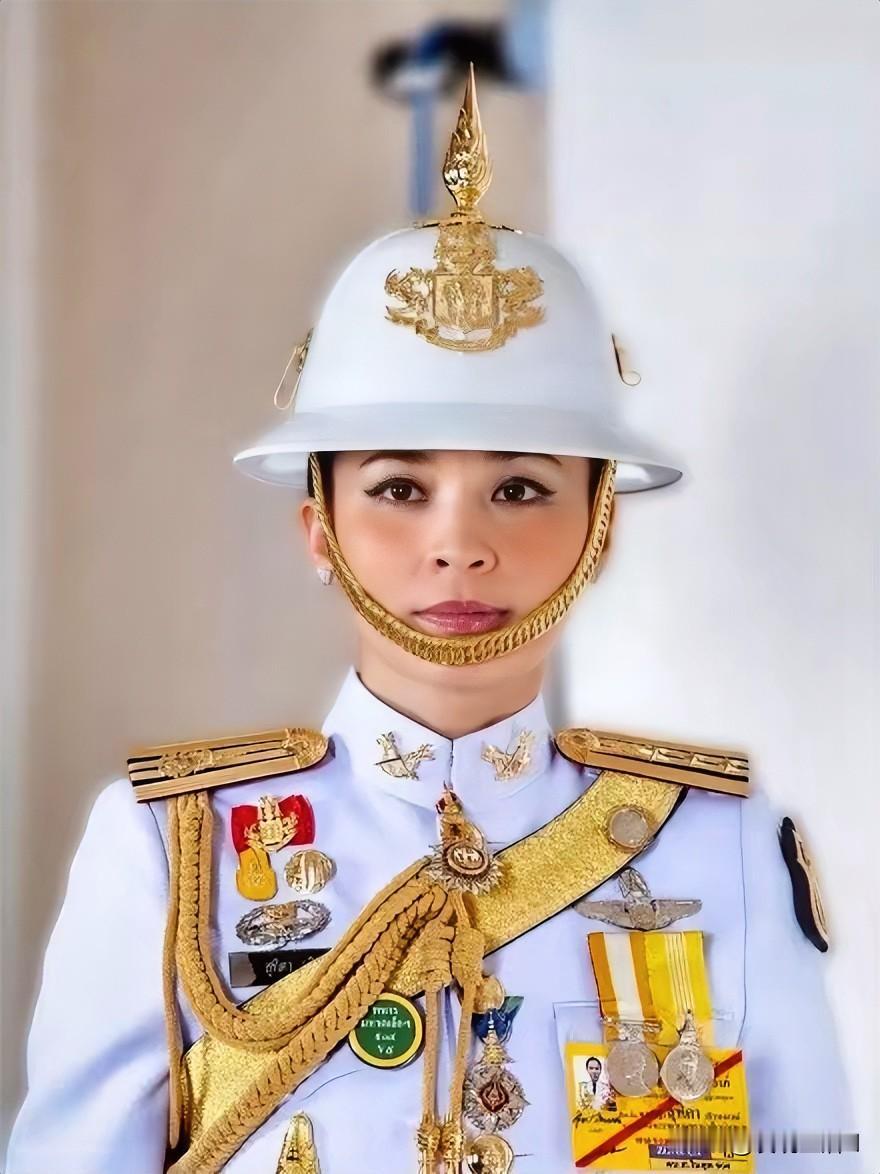 泰王到中国访问，但最引人注目的是王后苏提达，她俨然成了这次出行中最靓丽的风景。