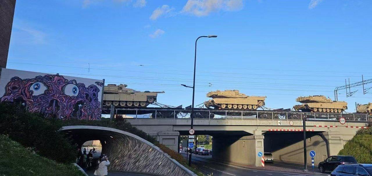 美军第1骑兵师出动了，距离俄罗斯仅有100公里。成百辆M1A2艾布拉姆斯主战坦克