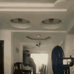谁能想到新房里最吓人的不是甲醛，是天花板上盯着人笑的“鬼脸”啊！有哥们搬新家没