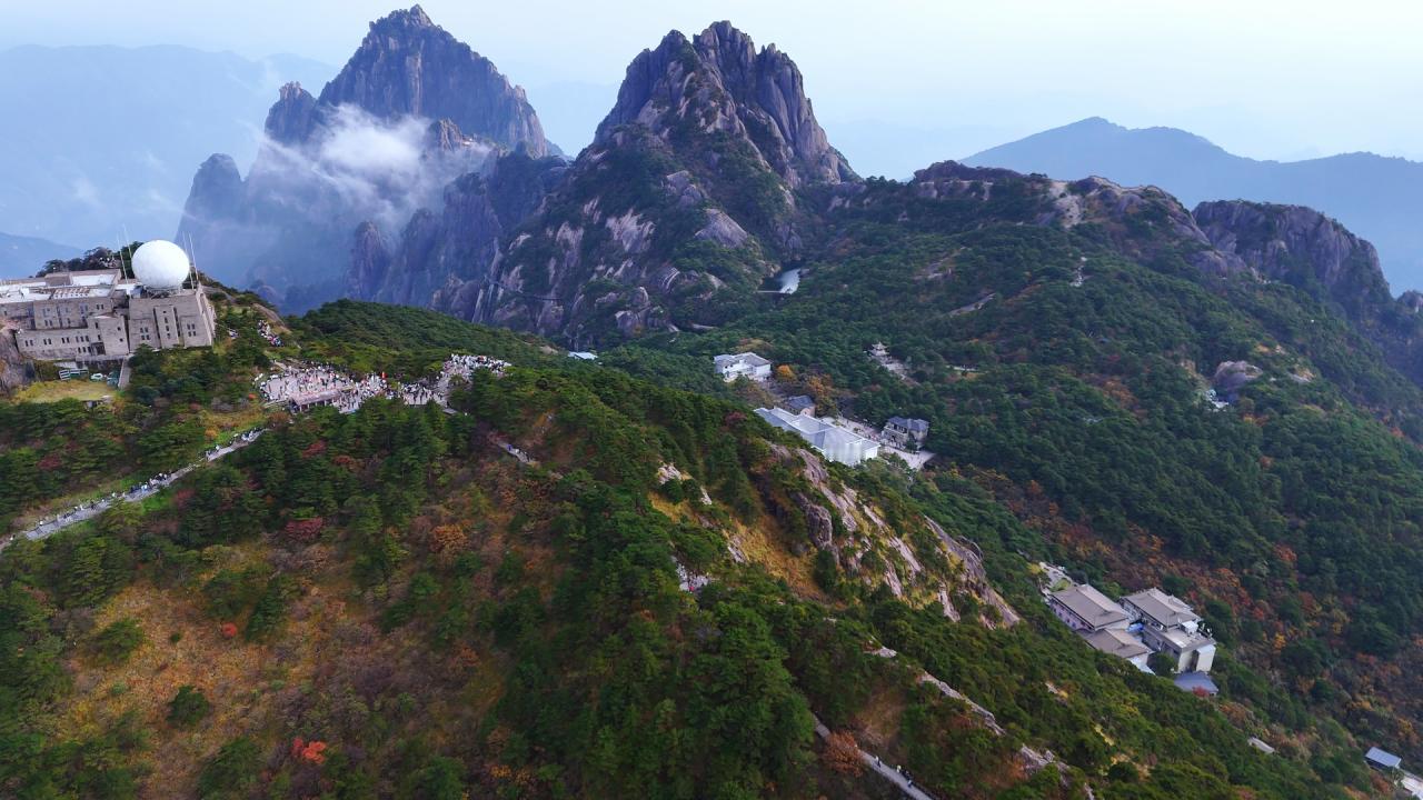 黄山秋景现场播报：云海“开挂”，秋色“沸腾”，抓紧冲倘若徐霞客有朋友圈，那么